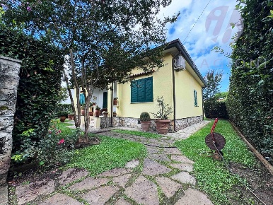 Foto Casa indipendente a Pietrasanta di 120 m² con 10 locali in vendita