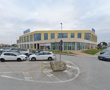 Foto Negozio a Cascina Semicentro di 350 m² con 2 locali in vendita