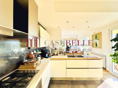 Foto Casa indipendente a Pietrasanta di 200 m² con 10 locali in vendita