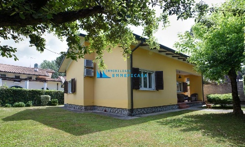 Foto Villa unifamiliare a Montignoso Cinquale di 100 m² con 4 locali