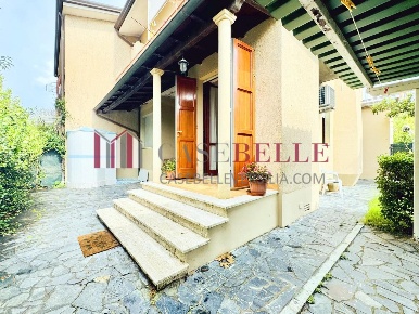 Foto Villa a schiera a Pietrasanta di 120 m² con 5 locali in vendita