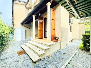 Foto Villa a schiera a Pietrasanta di 120 m² con 5 locali in vendita