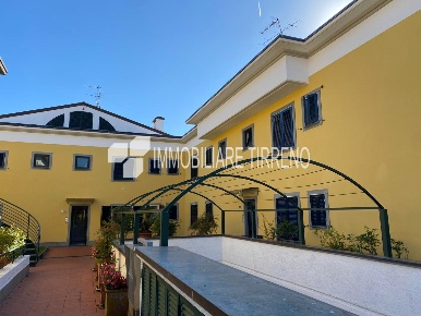 Foto Appartamento a Massa Marina di Massa Centro di 100 m² con 4 locali