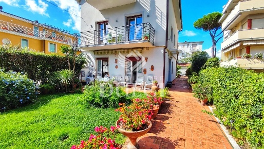 Foto Appartamento a Viareggio Città Giardino di 100 m² con 7 locali