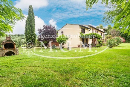 Foto Rustico a Calcinaia Centro di 200 m² con 7 locali in vendita