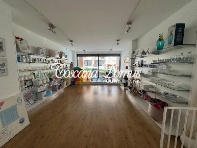 Foto Negozio a Siena Ruffolo - Taverne d'Arbia di 70 m² con 2 locali