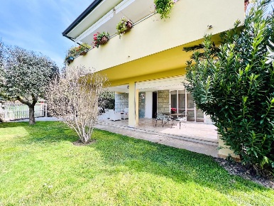 Foto Villa bifamiliare a Pietrasanta di 100 m² con 5 locali in vendita