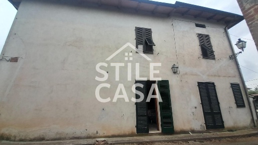 Foto Case semi ndipendenti a Fucecchio Massarella di 145 m² con 5 locali