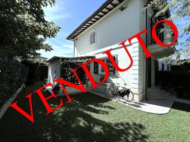 Foto Villa bifamiliare in VIA TORINO 16, Pietrasanta di 161 m² con 6 locali