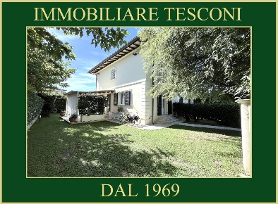 Foto Villa bifamiliare in VIA TORINO 16, Pietrasanta di 161 m² con 6 locali