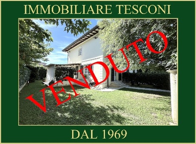 Foto Villa bifamiliare in VIA TORINO 16, Pietrasanta di 161 m² con 6 locali
