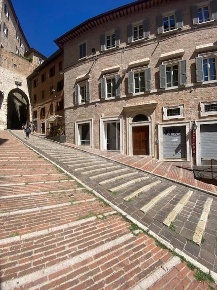 Foto Negozio in VIA SANT'ERCOLANO, Perugia di 100 m² con 2 locali