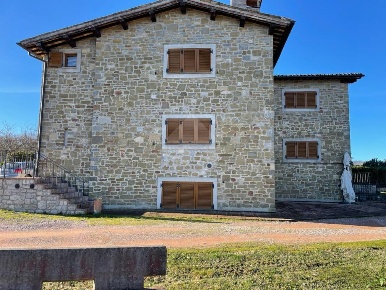 Foto Rustico in Frazione Colonnata, Gubbio di 450 m² con 11 locali