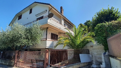 Foto Villa unifamiliare a Folignano di 350 m² con 8 locali in vendita