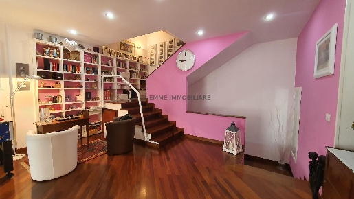 Foto Villa unifamiliare a Folignano di 350 m² con 8 locali in vendita