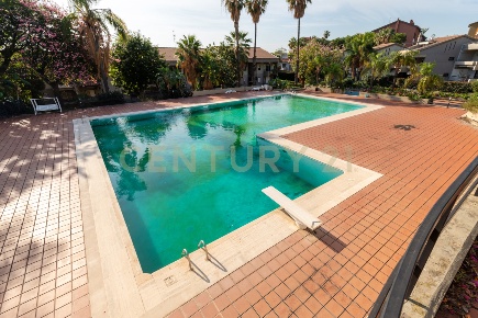 Foto Appartamento in Viale Giuseppe Lainò 5, Catania di 150 m² con 6 locali