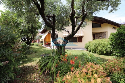 Foto Villa unifamiliare in Via Del Fante, Capriolo di 320 m² con 9 locali