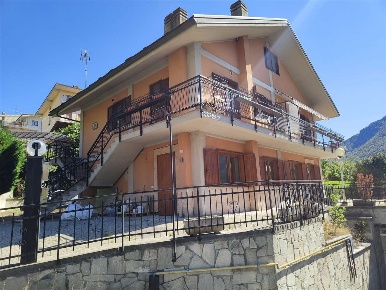 Foto Appartamento in via Mons. Alliod, Saint-Vincent Centro di 110 m²