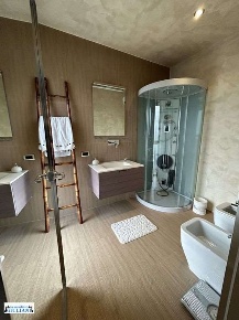Foto Villa bifamiliare a Reggio nell'Emilia di 350 m² con 10 locali