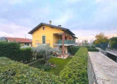 Foto Appartamento in Via Cavour, Sona di 113 m² con 6 locali in vendita