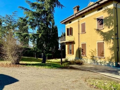 Foto Villa unifamiliare a Albinea di 600 m² con 7 locali in vendita