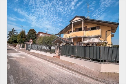 Foto Villa bifamiliare in Via San Marco, Cesano Maderno di 220 m²