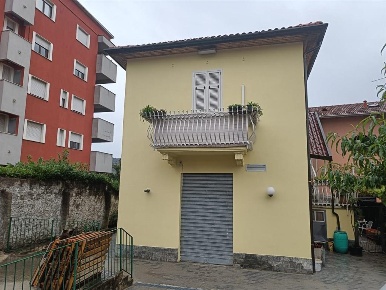 Foto Locale commerciale a Como di 115 m² con 5 locali in affitto