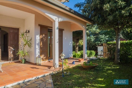 Foto Villa unifamiliare in Via A. Gabelli 25, Rosignano Marittimo di 300 m²