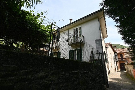 Foto Villa unifamiliare in Via Gaetano Fara, Pettenasco Centro di 287 m²