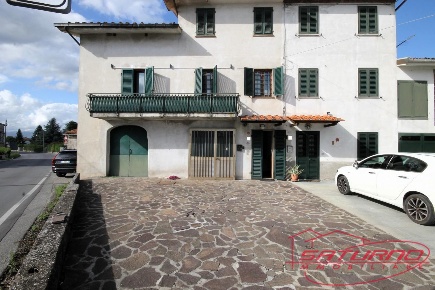 Foto Casa indipendente a Capannori Marlia di 185 m² con 6 locali in vendita