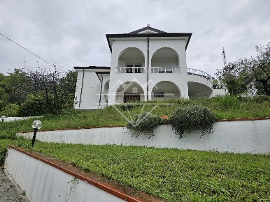 Foto Villa unifamiliare a Luni di 165 m² con 7 locali in vendita