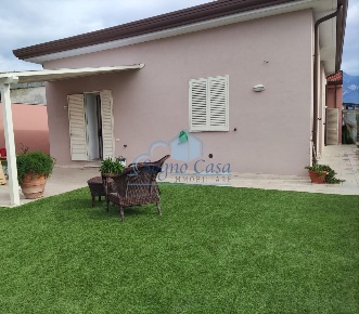 Foto Villa unifamiliare a Carrara Marina di Carrara di 110 m² con 7 locali