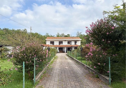 Foto Villa bifamiliare a Mazzè di 250 m² con 12 locali in vendita