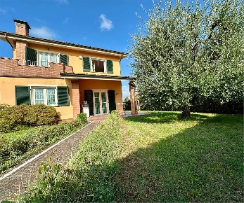 Foto Villa unifamiliare in Via delle ville, Capannori di 170 m² in vendita