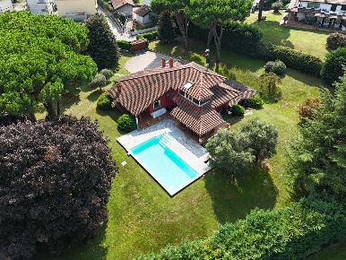 Foto Villa unifamiliare in Via Dormelletto, Arona Centro di 300 m²