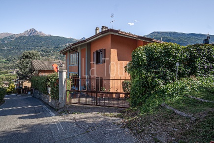 Foto Appartamento in Frazione la Remise, Sarre di 165 m² con 8 locali