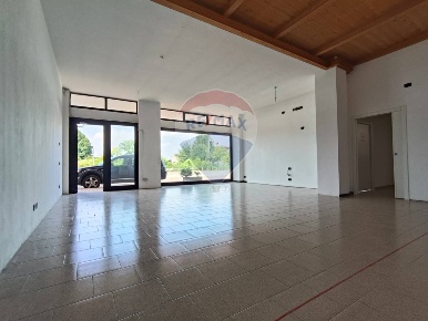 Foto Negozio in VIA CAMISANA, Grumolo delle Abbadesse Centro di 130 m²