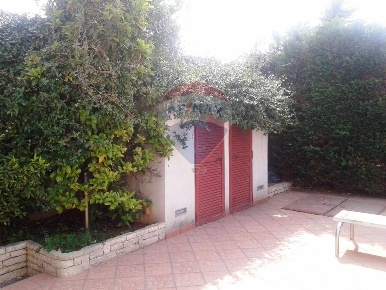 Foto Villa bifamiliare in Via Bari, Valenzano di 500 m² con 9 locali