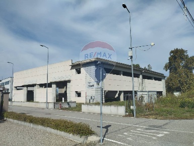 Foto Locale commerciale in Strada Regionale 211 angolo via Binotti,
