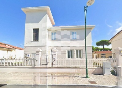 Foto Appartamento in via Trento, Forte dei Marmi Centro di 60 m² in vendita