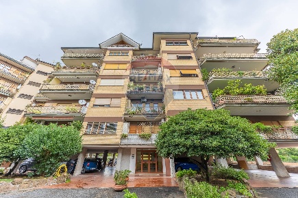 Foto Appartamento in Via Nomentana, Roma San Basilio di 159 m² con 4 locali