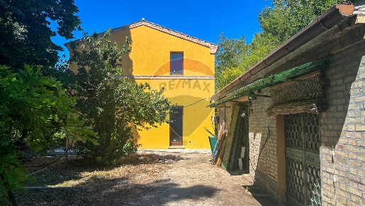 Foto Rustico a Corridonia di 283 m² con 3 locali in vendita