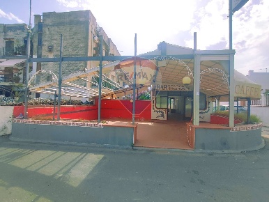 Foto Locale commerciale a Giardini-Naxos Centro di 200 m² con 3 locali