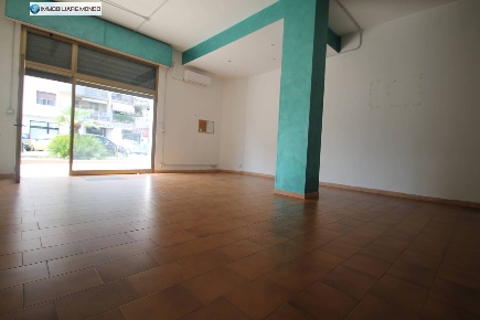 Foto Locale commerciale in Via India, Termoli Centro di 74 m² con 2 locali