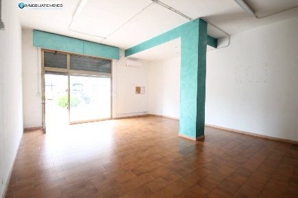 Foto Locale commerciale in Via India, Termoli Centro di 74 m² con 2 locali