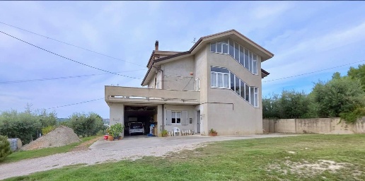 Foto Casa indipendente in contrada bora di tenna, Fermo di 200 m²