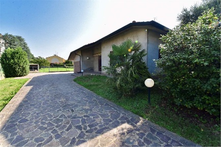 Foto Villa unifamiliare in via Mascagni  72, Cislago Centro di 200 m²