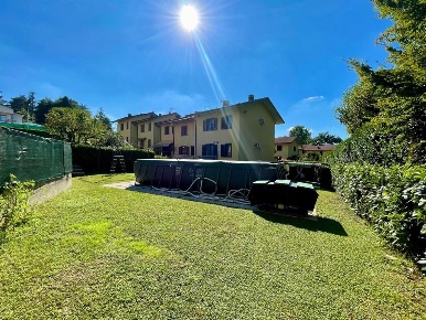 Foto Villa a schiera in Via Primo Maggio, Azzate Centro di 210 m²