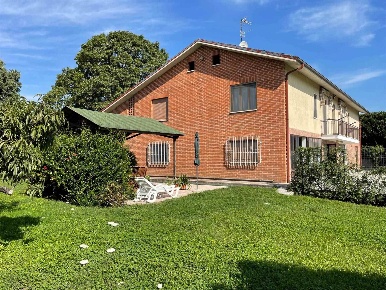 Foto Casa indipendente a Casale Monferrato di 350 m² con 10 locali