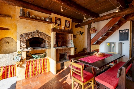 Foto Rustico a Bagnolo Piemonte di 300 m² con 8 locali in vendita